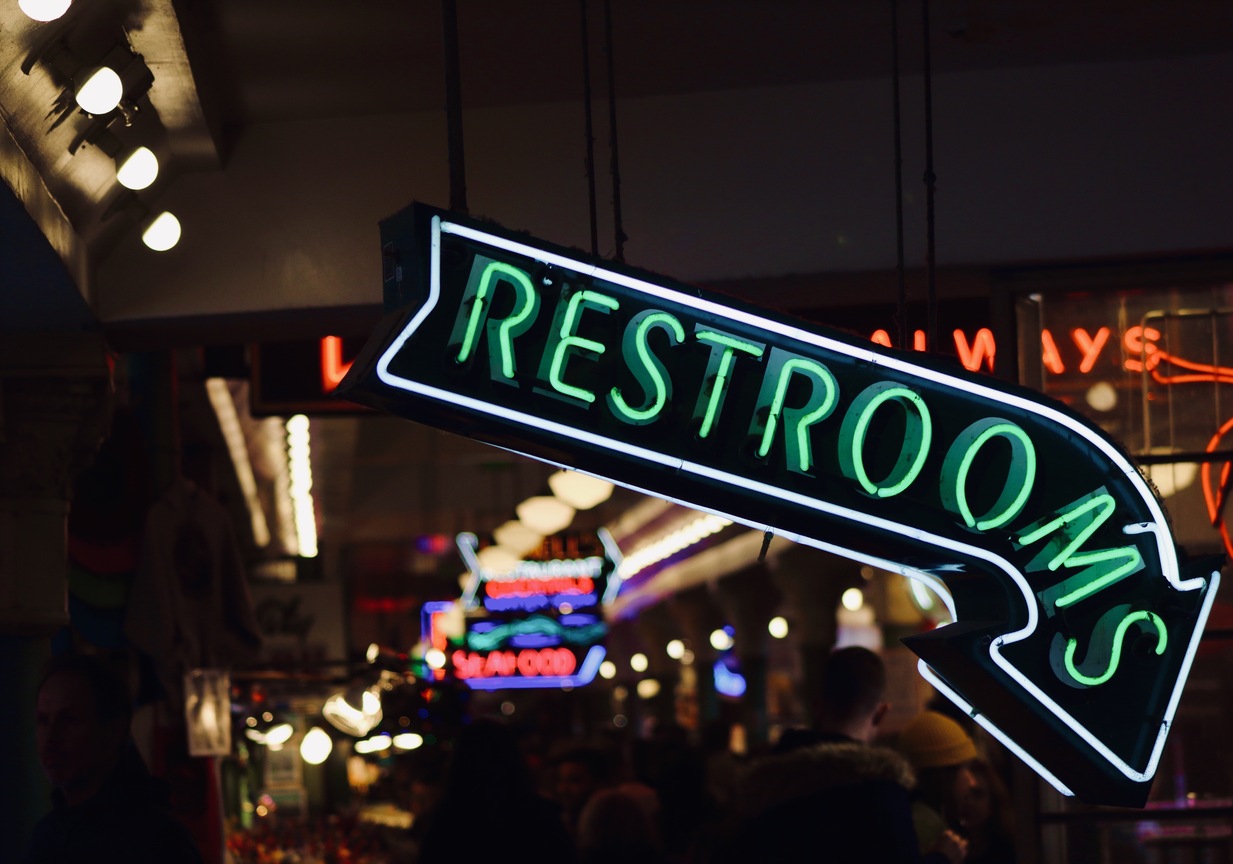 Oficina moderna decorada con vinilos adhesivos creativos en paredes y cristaleras, ejemplo de rotulación decorativa