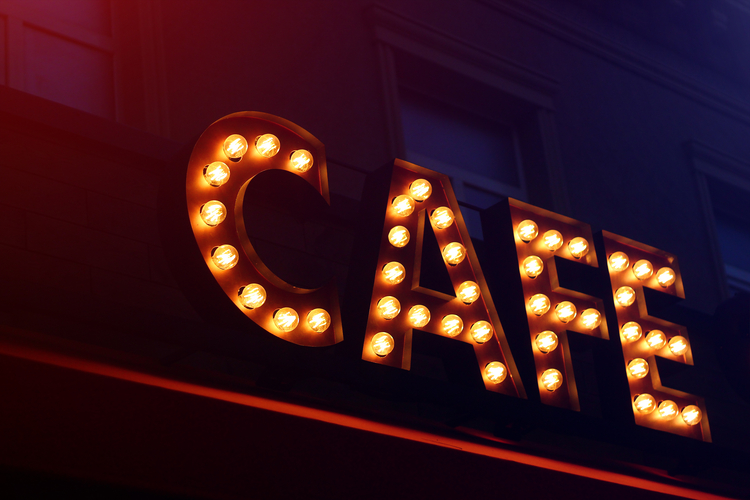 Cartel publicitario grande en avenida de Madrid, mostrando materiales y normativa clave en rotulación exterior