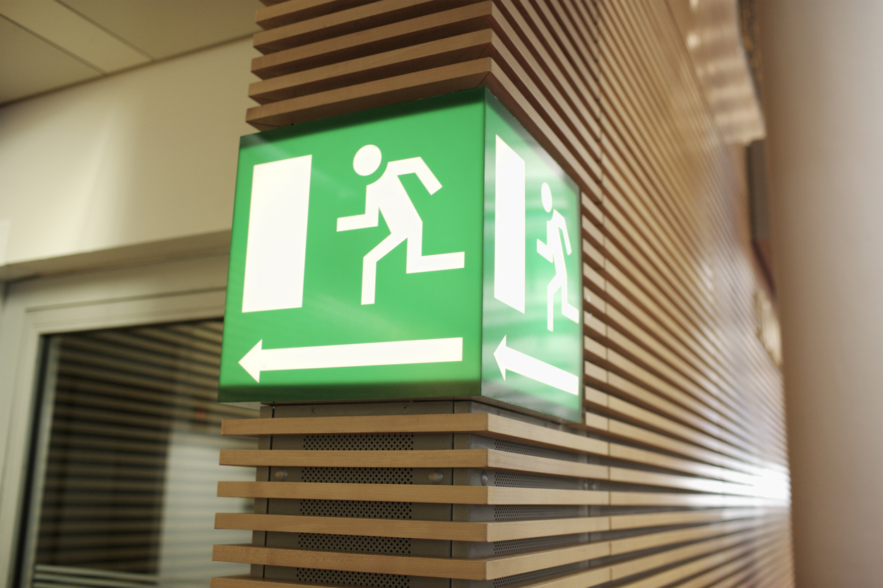 Montaje de rótulos, vinilos y letras corpóreas en distintos negocios de Madrid, representando servicios de rotulación